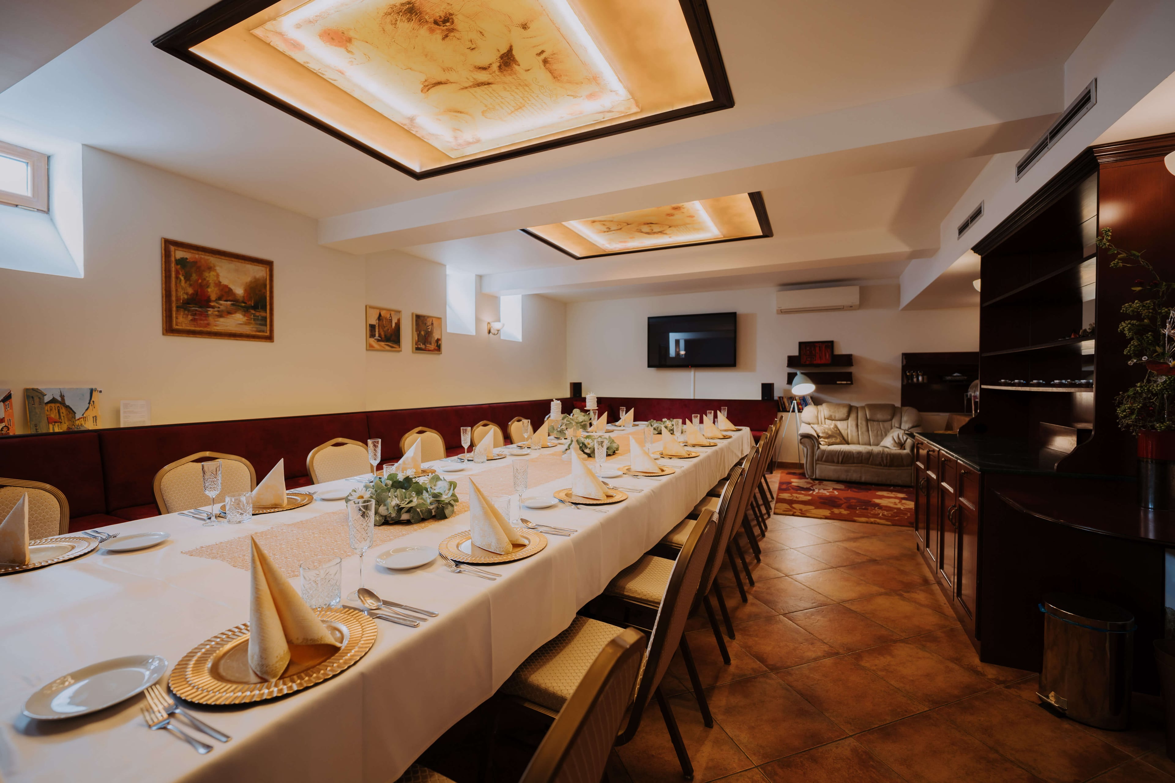 saloon intro photo 2