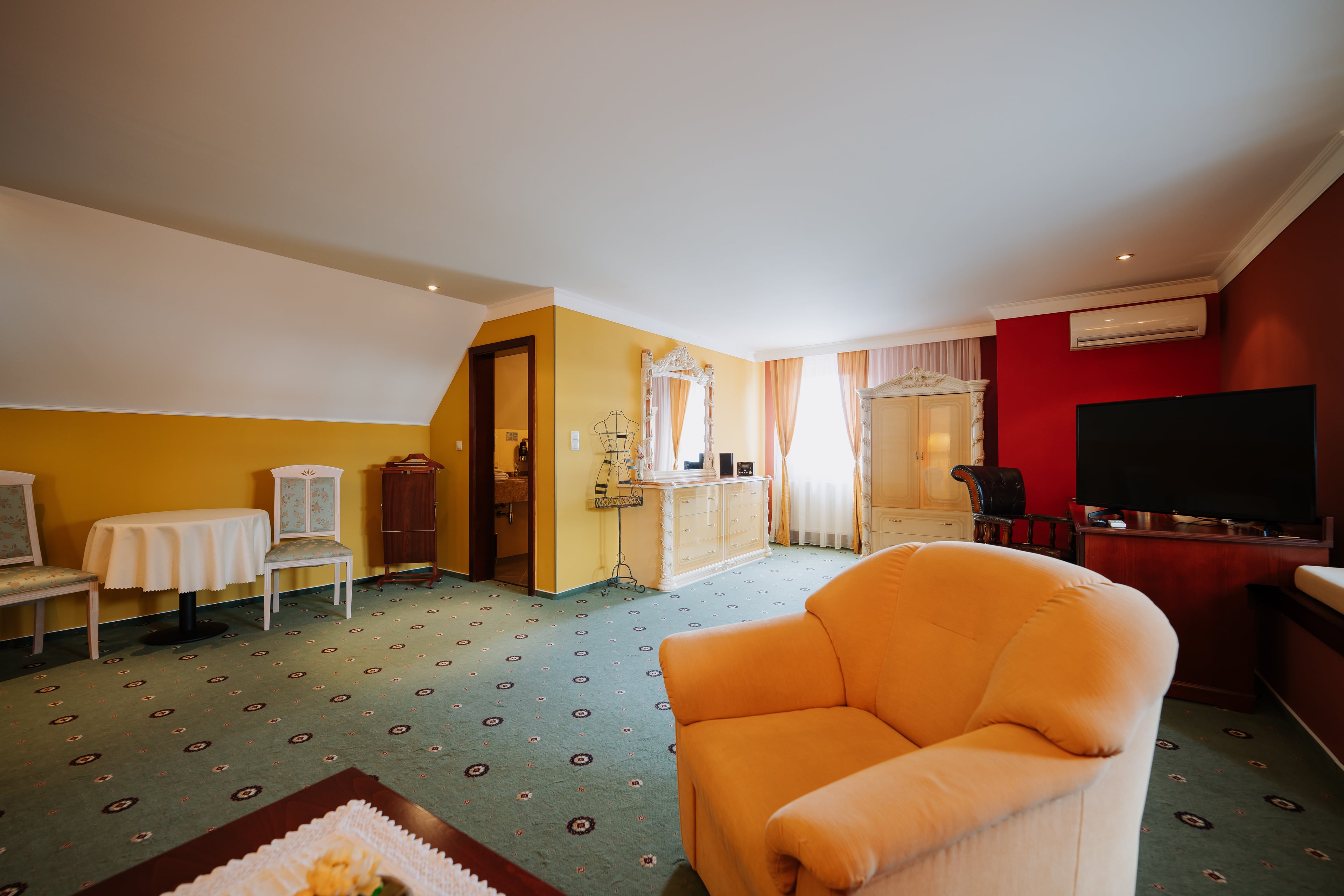 One bed room photo 2